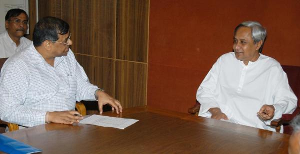 Chief Minister Shri Naveen Patnaik discussing with M.D., NABARD Dr K.G.Karmakar at Secretariat.