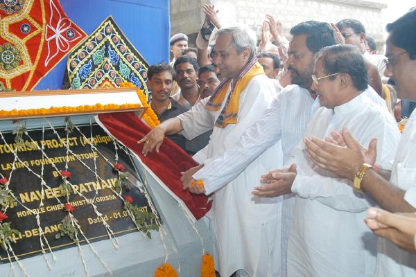 Chief Minister Shri Naveen Patnaik laying the foundation Stone for Art and Craft Centre under Rural Tourism Project at Pipli.