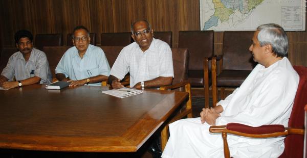 Chief Minister Shri Naveen Patnaik discussing with Mr. R. Jayaseelan Chairman of the Expert Committee Constituted to study the use of water of Hirakud Reservoir at Secretariat.