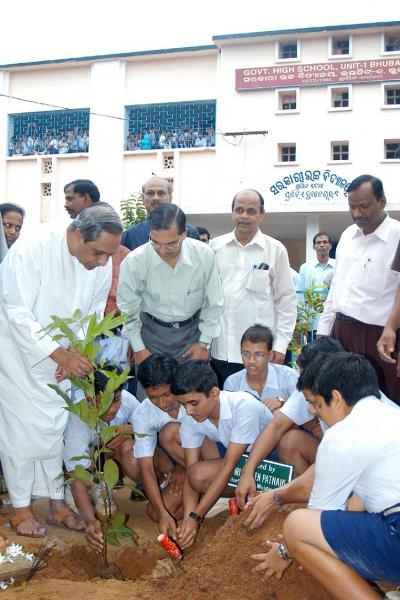 Chief Minister Shri Naveen Patnaik Planting a Sapling in the premises of Govt  High School Unit-1, Bhubaneswar on the  occasion of 58th Bana Mohoutsav.