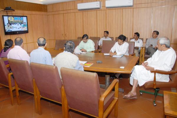 Naveen Patnaik discussing on Paddy Procurement Operation Kharif-2010 through Video Conference with District Collectors at Secretariat.
