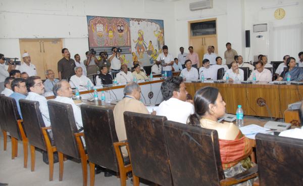 Naveen Patnaik discussing with Central Team on drought-2010 at Secretariat.
