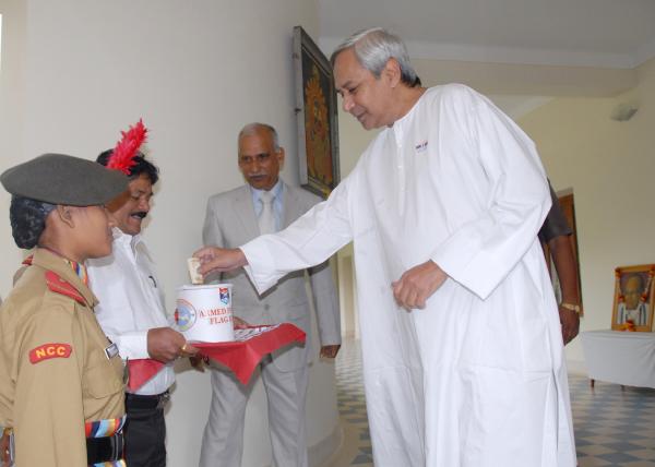 Naveen Patnaik donating on the occasion of Armed Forces Flag Day at Naveen Newas.