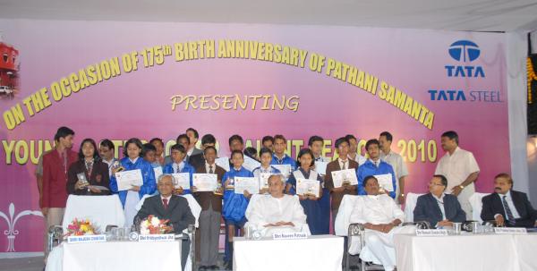 Naveen Patnaik with Participant of Young Astronomer Talent Search-2010 on the occasion of 175th birth anniversary of Pathani Samanta at Bhubaneswar.