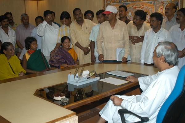 Naveen Patnaik discussing with the Tribals of Lanjigarh on Vedanta Project at Orissa Legislative Assembly CMs chamber.