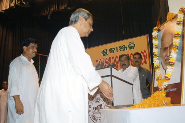 Naveen Patnaik floral tributes to Ex- Prime Minister Late Chndrasekhar  at Jayadev Bhawan.