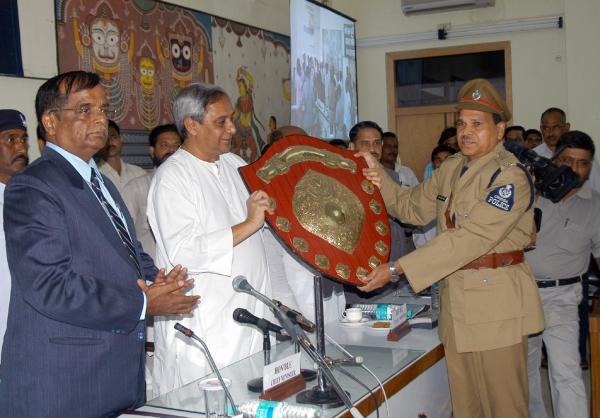 Naveen Patnaik felicitating the best Vigilance Division Sambalpur at Secretariat.