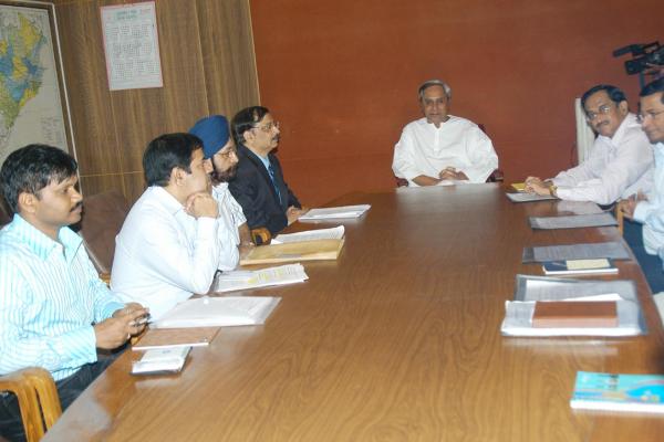 Naveen Patnaik discussing with Shri K.C. Jena, Chairman, Railway Board at Secretariat.