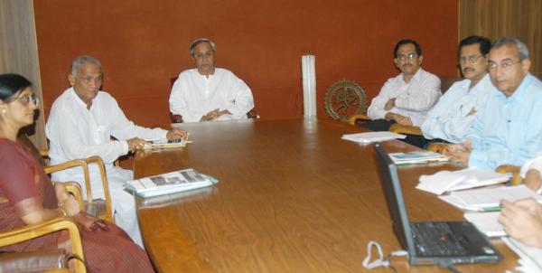 Naveen Patnaik discussing on Food Security Mission and RKVY at Secretariat.