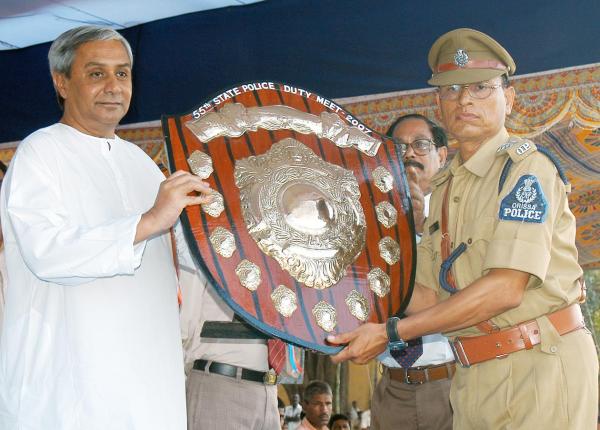 Naveen Patnaik giving Championship Trophy on the occasion of 55th State Police Duty Meet-2007 at Reserve Police Ground, Cuttack.
