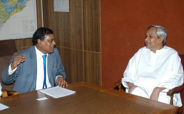Naveen Patnaik discussing with  Shri Sarthak Behuria, Chairman, Indian Oil Corporation Ltd.  at  Secretariat.