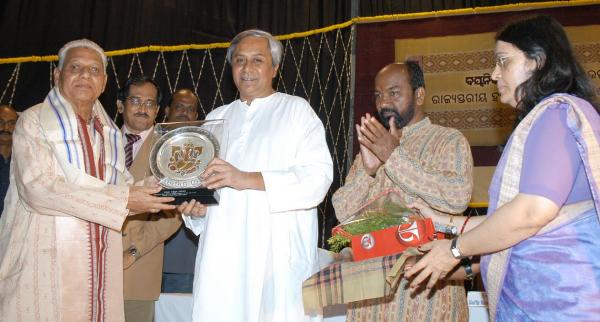 Naveen Patnaik felicitating to eminent Weavers Padamashree Shri  Chatur Bhuja Meher  at Jaydev Vawan.
