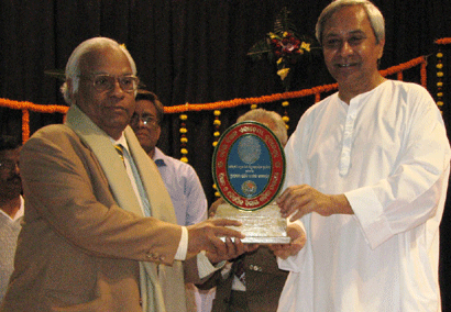 Orissa CM Naveen Patnaik presents science award