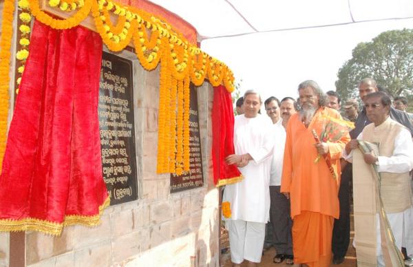 Naveen Patnaik laying the foundation stone of construction of Mahanadi Right Flood Embankment at Rasang-Kuda, Nayagar.