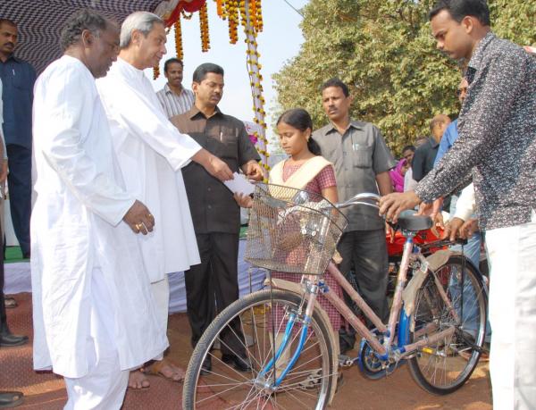 Naveen Patnaik presenting the By Cycle to S. C & S.T.. Student at Gandhi Vidyapitha, Tangi-Choudwar.