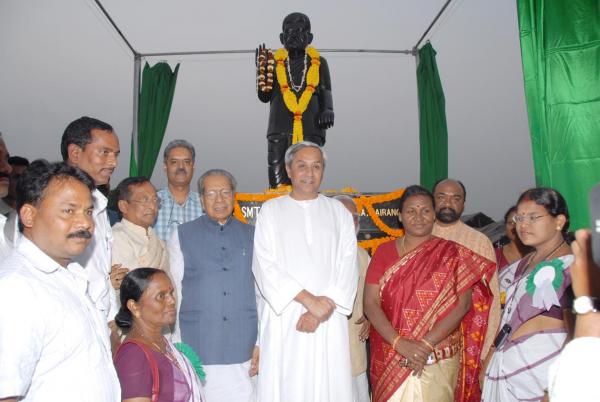 Naveen Patnaik  unveiling the statue of Pandit Raghunath Murmu at Bhubaneswar.