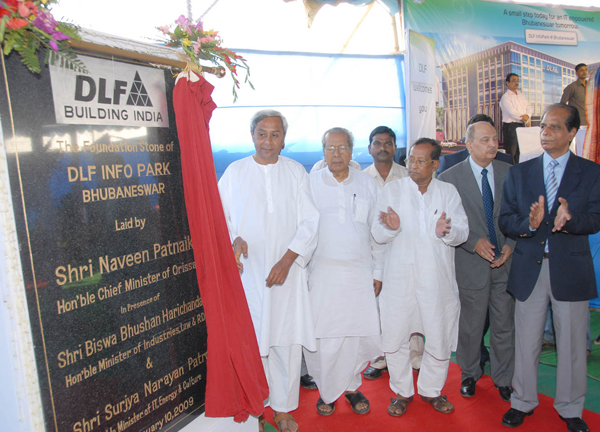 Naveen Patnaik Laying foundation stone of DLF Infopark at Chandaka Industrial Estate, Bhubaneswar.