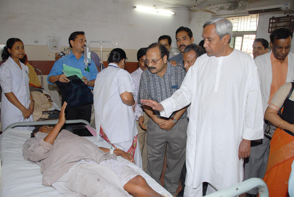 Naveen Patnaik inquiring about the condition of injured persons of Coromandal Train accident at S.C.B. Hospital, Cuttack.