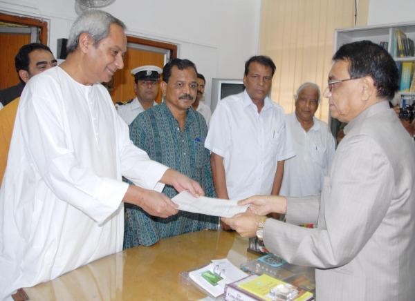 Naveen Patnaik handing over the notice for Shri Pradeep Kumar Amat for the post of Speaker to Shri L.N. Barik,  Secretary, OLA.