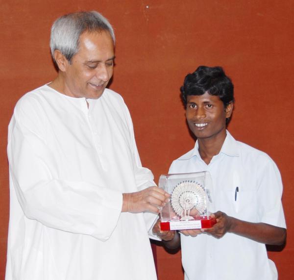 Naveen Patnaik felicitating Ramakanta Sethi the poor boy who ranks 16th in +2 Arts exam, at Secretariat.