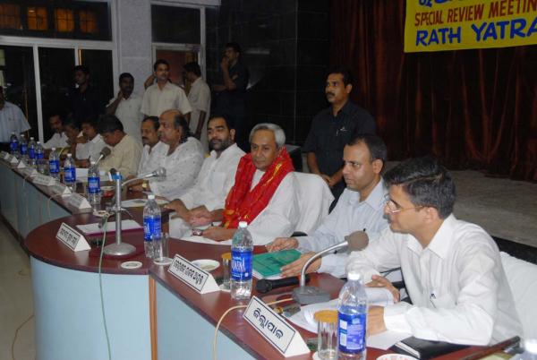 Naveen Patnaik reviewing Rath Yatra meeting at Puri. 