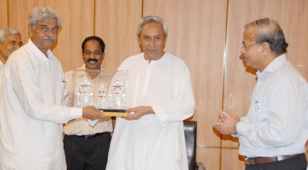 Naveen Patnaik with Union Minister of State for Coal, Statistics and Programme Implementation at Secretariat. 