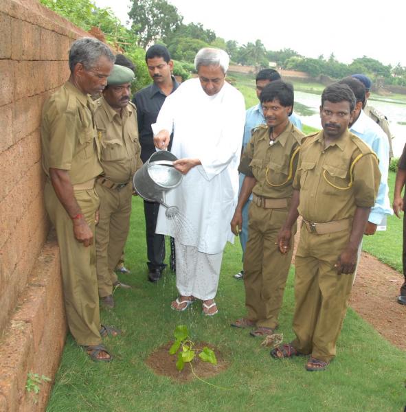 Naveen Patnaik planting a Herbal Sapling at Ekamra Bana.