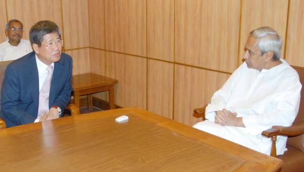 Naveen Patnaik with Mr Dong-He Lee, Chairman, POSCO India at Secretariat.