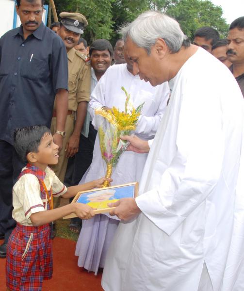 A child presenting a Photograph of Dr Radhakaisanan to Chief Minister Shri Naveen Patnaik at Guru Divas celebratin, Bhubaneswar.