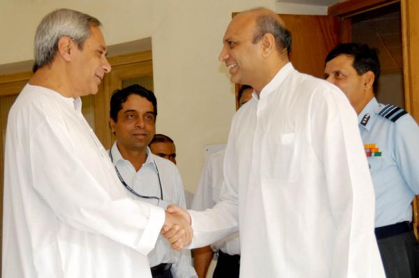 Naveen Patnaik with Union Defence Minister of State Shri M.M. Pallam Raju at Naveen Niwas.