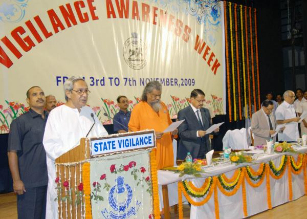 Naveen Patnaik administering oath to eradicate corruption at the Vigilance Awareness Week-2009 celebration at Rabindra Mandap.