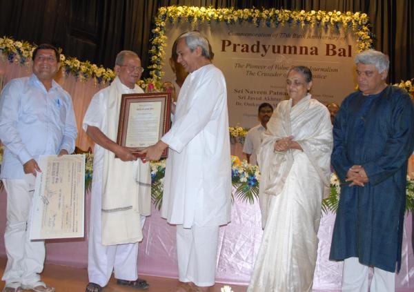 Naven Patnaik felicitating Pradyumna Bal Memorial Award to Dr Gouramohan Biswal on the occasions of 77th Birth Anniversary of Pradyumna Bal at Jaydev Vawan.