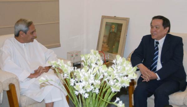 Naveen Patnaik with His Excellency Mr. Manop Mekparyoonthon, Consul General of Thailand in Kolkata at Secretariat.