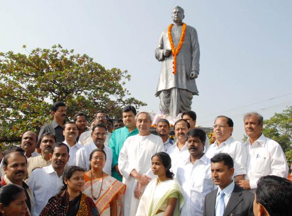 Naveen Patnaik unveiling Statue of former Chief Minister Late Biren Mitra at Jaydev Bihar Square.