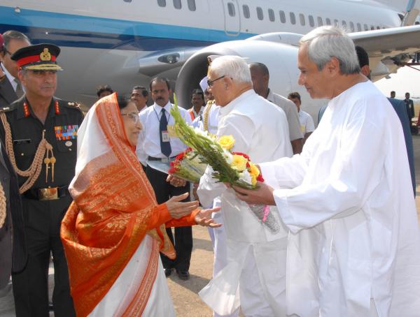 Naveen Patnaik receiving Her President of India Mrs. Prativa Devi Singh Patil at Biju Patnaik Airport.
