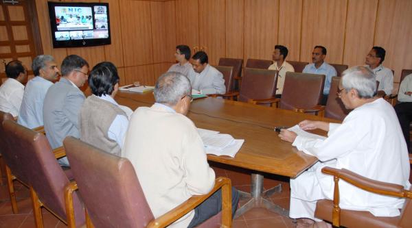 Naveen Patnaik reviewing progress under NREGS and Paddy Procurement Operation for KMS 2009-10 through Video Conferencing at Secretariat.