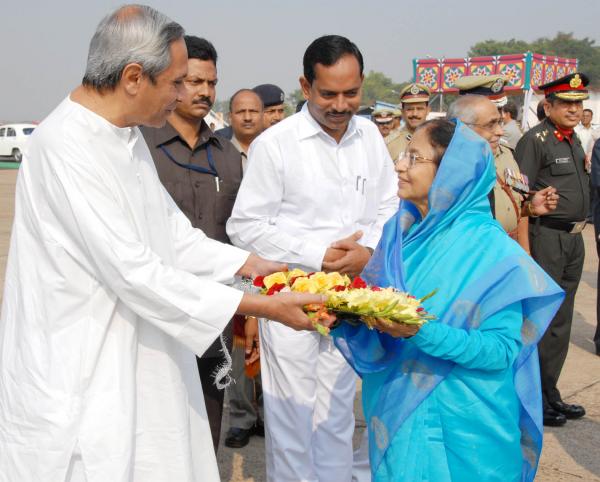 Naveen Patnaik seeing of Her Excellency President of India Mrs. Prativa Devi Singh Patil at Biju Patnaik Airport.