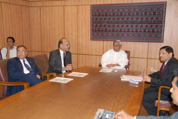 Naveen Patnaik discussing with Shri V.P. Agrawal, Chairman, Airport Authority of India at Secretariat.