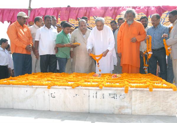 Naveen Patnaik offering floral tributes at Biju Patnaik Smruti Pitha at Puri.