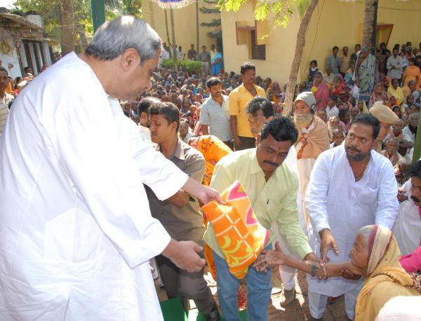 Naveen Patnaik distributing blankets at Pipili.