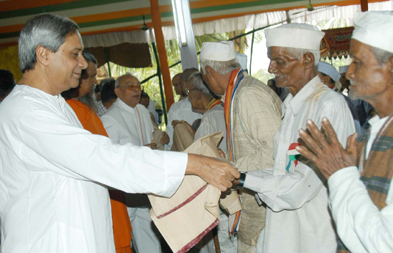 Governor  Shri  Rameshwar  Thakur and Chief Minister Shri Naveen Patnaik felicitating to Freedom Fighter at AT HOME PARTY.