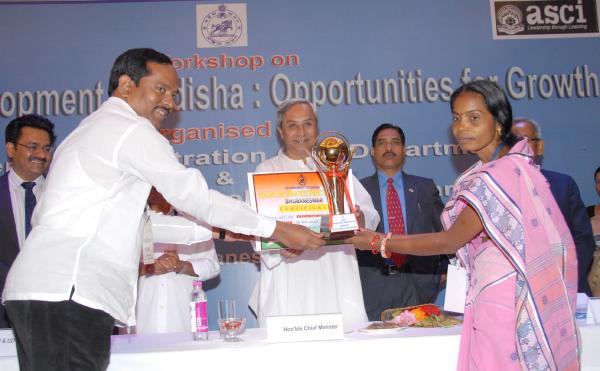 Naveen Patnaik giving away Best Municipal Corporation Award to Bhubaneswar Mayer at the Workshop on Urban Development in Odisha: Opportunities for Growth at Hotel May Fair.